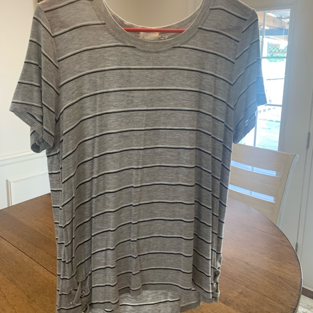 grey striped tee